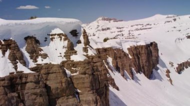 Grand Teton Ulusal Parkı, Rocky Dağları, Wyoming. Dağ zirvelerinin güzel kar manzarası. Helikopterden Shotover gimbal ve RED 8K kamera ile çekildi..