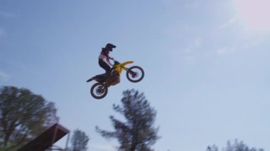 Motocross binici büyüyecek atlama, yavaş hareket