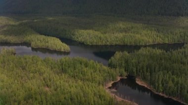 İngiliz Kolombiyası 2018 dolaylarında. Vancouver Adası ile BC anakarası Gürcistan Boğazı. Helikopterden Cineflex gimbal ve RED Epic-W kamerasıyla çekildi..