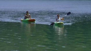 Gölde kayak yapan çift.