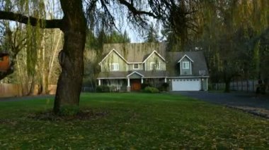 Gündüz vakti büyük bir ev