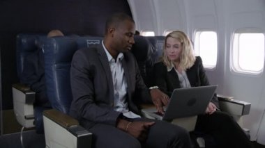 Uçak uçuşunda çalışan iş adamları.