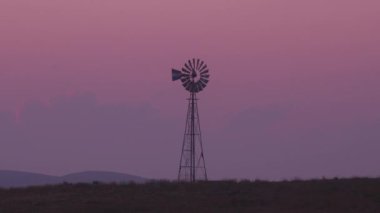 Wyoming 'de gün doğumunda yel değirmeni tarlasında