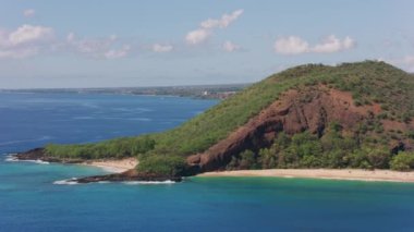 Maui, Hawaii 2018 dolaylarında. Maui sahil şeridinin havadan görüntüsü. Cineflex ve RED Epic-W Helyum ile çekilmiştir..