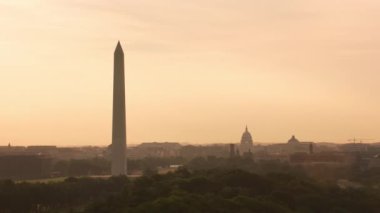 Washington, D.C. 2017 dolaylarında, Washington D.C. üzerinde güneşin doğuşunu gösteren hava görüntüsü. Cineflex ve RED Epic-W Helyum ile çekilmiştir..