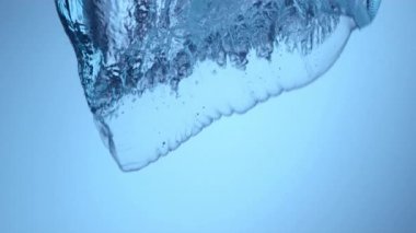 Su şişesi yavaş çekimde sıçrar.