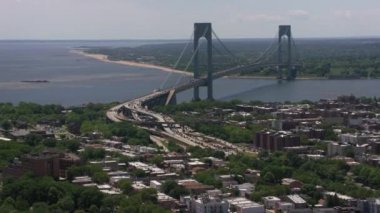 New York City, New York dolaylarında 2017, Verrazano-Narrows Köprüsü 'nün havadan çekimi. Cineflex ve RED Epic-W Helyum ile çekilmiştir..
