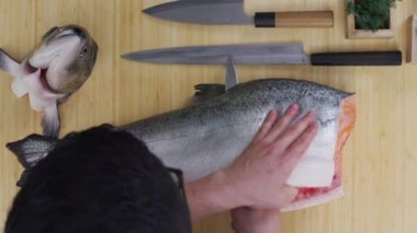 Şefin büyük somon balıklarını keserken çekilen resmi.