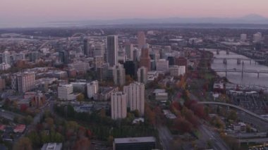 Portland, Oregon 2017 dolaylarında, Portland Oregon binalarının havadan çekilmiş görüntüleri. Cineflex ve RED Epic-W Helyum ile çekilmiştir..