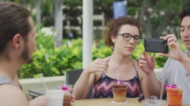 Hawaii 'deki bir grup arkadaş cep telefonuyla fotoğraf çekiyor.