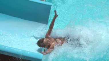 Çocuk su kaydırağına gidiyor. Süper yavaş çekimde.