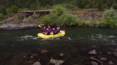 Rouge River, Oregon 'da rafting yapan insanların hava görüntüleri.