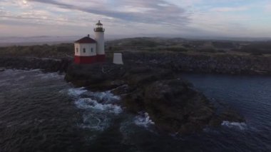 Bandon, Oregon 'daki Coquille Nehri Deniz Feneri' nin havadan görünüşü
