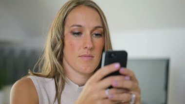 Ofiste Cep Telefonu Kullanan İş Kadını