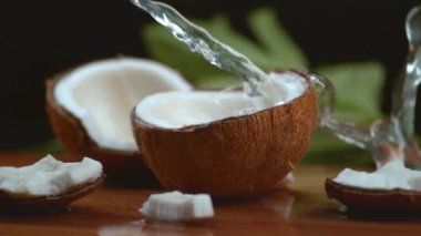 Hindistan cevizi suyu çok yavaş çekimde sıçrıyor, Fantom Flex 4K ile çekiliyor.