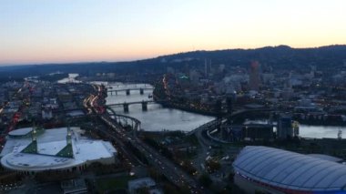 Portland Şehri, Oregon, ABD hava klibi alacakaranlıkta: 4K Ultra HD