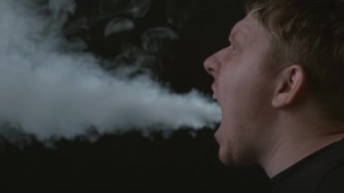 Adam ağır çekimde dumanı ağzından soluyor; Fantom Flex 4K 'de 1000 fp' de çekim yapıyor.