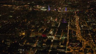 Philadelphia, Pennsylvania. 2017 dolaylarında. Geceleri Philadelphia 'nın yüksek açılı hava manzarası. Cineflex ve RED Epic-W Helyum ile çekilmiştir..