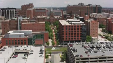 Baltimore, Maryland, takriben 2017, Johns Hopkins Hastanesi binasının havadan görünüşü. Cineflex ve RED Epic-W Helyum ile çekilmiştir..