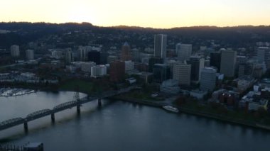 Portland City, Oregon, gün batımında, hava klibi: 4K Ultra HD