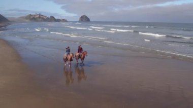 Kumsalda ata binen kadınların hava manzarası.