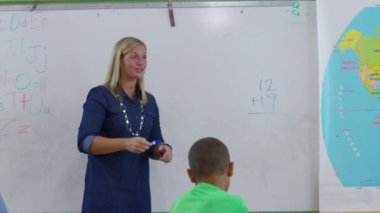 Öğretmen okulda matematik dersi veriyor.
