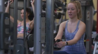 spor salonunda genç kadın