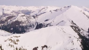 British Columbia, Kanada 2018 dolaylarında. Karla kaplı dağ sırasının havadan görünüşü. Helikopterden Cineflex gimbal ve RED Epic-W kamerasıyla çekildi..