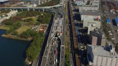 Tokyo, Japonya 2018 dolaylarında. Tokyo 'da otoban üzerinde uçuyor. Kırmızı kamerayla helikopterden çekilmiş..