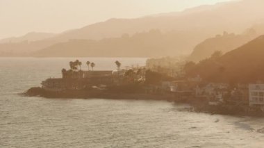 Malibu, California - 2017 dolaylarında Malibu sahilinin günbatımında havadan çekilmiş görüntüsü. Cineflex ve RED Epic-W Helyum ile çekilmiştir..
