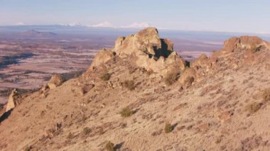 Oregon - yaklaşık 2018: Smith Rock State Park 'ın havadan görünüşü. Helikopterden Cineflex gimbal ve RED Epic-W kamerasıyla çekildi..