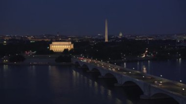 Washington, D.C. 2017 dolaylarında Arlington Memorial Köprüsü 'yle Potomac Nehri üzerinde Lincoln Memorial' a uçuyor. Cineflex ve RED Epic-W Helyum ile çekilmiştir..