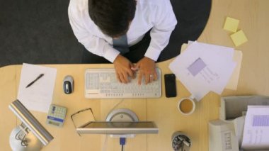 Ofis masasında çalışan iş adamının zaman çizelgesi.