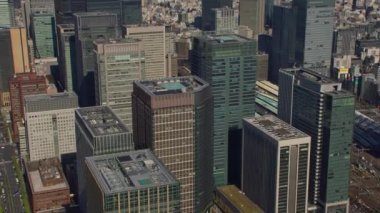 Tokyo, Japonya 2018 dolaylarında. Tokyo İstasyonu 'nun yukarıdan görünüşü. Kırmızı kamerayla helikopterden çekilmiş..