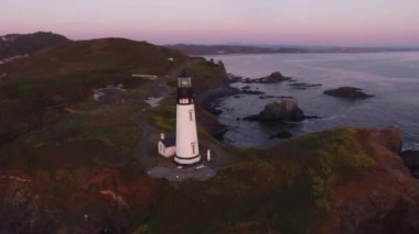 Yaquina Körfezi Deniz fenerinin Newport, Oregon 'daki hava manzarası.