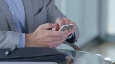 Ofis lobisinde dijital tablet kullanan işadamlarının yakınlaşması