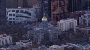 Denver, Colorado - 2017 dolaylarında Colorado Eyalet Binası ve Denver şehir merkezinin hava manzarası