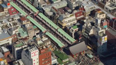 Tokyo, Japonya 2018 dolaylarında. Tokyo 'daki Nakamise Alışveriş Sokağı' nın havadan görüntüsü. Kırmızı kamerayla helikopterden çekilmiş..