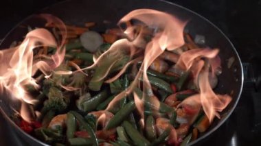 Yavaş çekimde alevli karıştırma