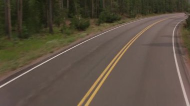 Yellowstone Gölü 'nün yanındaki Yellowstone Milli Parkı' na doğru gidiyoruz.