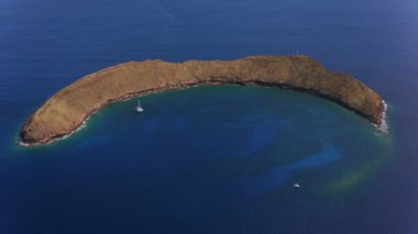 Maui, Hawaii 2018 dolaylarında. Maui açıklarındaki Molokini Krateri 'nin hava görüntüsü. Cineflex ve RED Epic-W Helyum ile çekilmiştir..