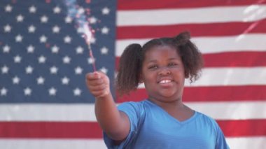 4 Temmuz 'da maytap sallayan kız