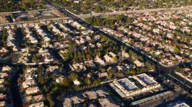 Las Vegas, Nevada, ABD - 26 Kasım 2014: Las Vegas banliyölerinin hava manzarası