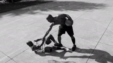 Sokak basketbolu oynayan Afroamerikalı erkekler