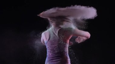 Renkli pudra kız dans ederken, ağır çekimde vuruyor. Saniyede 1000 kare hızla Hayalet Kamera ile çekiliyor..