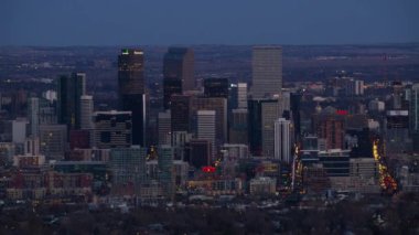 Denver, Colorado - 2017 dolaylarında Denver şehir merkezinin alacakaranlıktaki hava manzarası