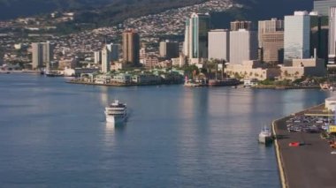 Oahu, Hawaii 2018 dolaylarında. Honolulu Limanı 'ndaki geminin havadan görüntüsü. Cineflex ve RED Epic-W Helyum ile çekilmiştir..