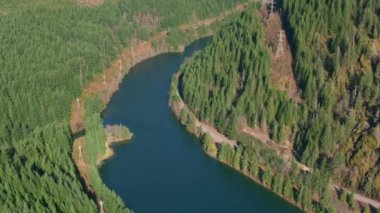 Oregon - 2018 dolaylarında Santiago Nehri 'nin havadan görünüşü. Helikopterden Cineflex gimbal ve RED Epic-W kamerasıyla çekildi..
