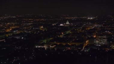 Washington, D.C. 2017 dolaylarında, geceleri Capitol Mall bölgesinin havadan görüntüsü. Cineflex ve RED Epic-W Helyum ile çekilmiştir..