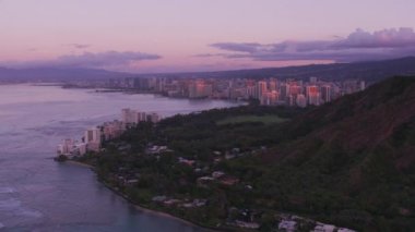 Honolulu, Oahu, Hawaii 2018 civarı. Waikiki Sahili 'ni ortaya çıkarmak için Diamond Head Krateri' nin etrafında uçuyor. Cineflex ve RED Epic-W Helyum ile çekilmiştir..